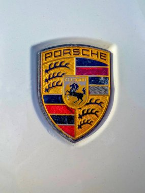 Hayfa, İsrail, 12 Mayıs 2023: Beyaz bir arabada Porsche işareti. Porsche AG, yüksek performanslı spor arabalar, jipler ve sedanlarda uzmanlaşmış bir Alman otomobil üreticisi.