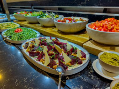 Haşlanmış pancar salatası, peynir dilimleri, ceviz, maydanoz, dereotu. Her şey humusa bağlı..