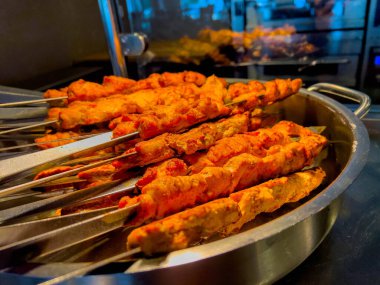 Bir şenlik, restoran, parti ya da düğün resepsiyonunda yemek organizasyonunda tavuk şiş kebap.