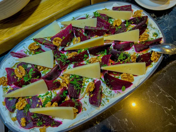 Salată Bucăți Sfeclă Fiartă Felii Brânză Nuci Pătrunjel Mărar Totul — Fotografie, imagine de stoc