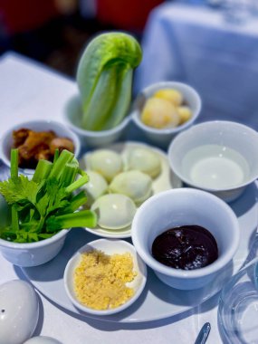 Pesach 'ın ana yemeği Hamursuz Bayramı, ya da Hamursuz Bayramı. Ana yemek Hamursuz Bayramı yemeği için bir tabak. İbranice - keara. İçinde 6 ürün var - bir yumurta ve tavuk kanadı, yeşiller, su, vb..