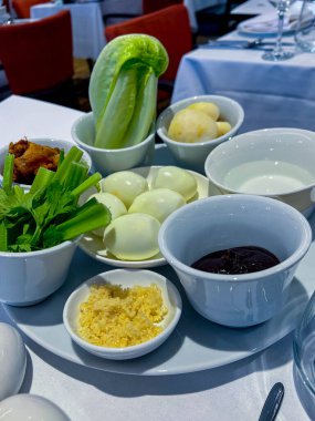 Pesach 'ın ana yemeği Hamursuz Bayramı, ya da Hamursuz Bayramı. Ana yemek Hamursuz Bayramı yemeği için bir tabak. İbranice - keara. İçinde 6 ürün var - bir yumurta ve tavuk kanadı, yeşiller, su, vb..