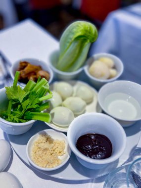 Pesach 'ın ana yemeği Hamursuz Bayramı, ya da Hamursuz Bayramı. Ana yemek Hamursuz Bayramı yemeği için bir tabak. İbranice - keara. İçinde 6 ürün var - bir yumurta ve tavuk kanadı, yeşiller, su, vb..