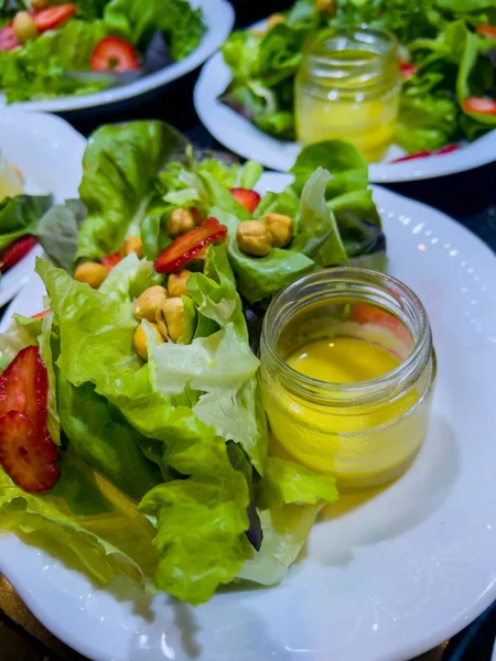 Salade Différents Types Laitue Fraises Hachées Noisettes Vinaigrette Dans Bocal — Photo