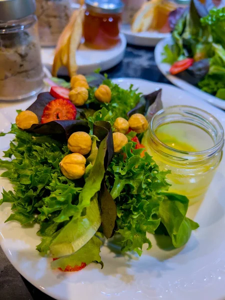 Salată Diferite Tipuri Salată Verde Căpșuni Tocate Alune Dressing Salată — Fotografie, imagine de stoc