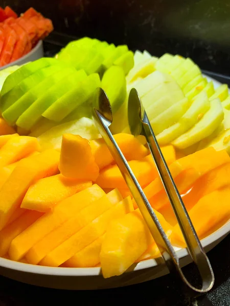 Plasterki Melona Różnych Kolorach Okrągłym Talerzu Zielony Żółty Pomarańczowy — Zdjęcie stockowe