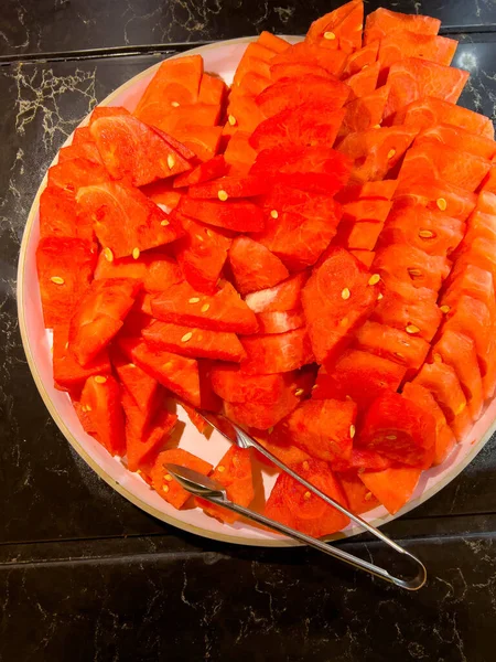 Stukjes Gehakte Watermeloen Liggen Een Grote Plaat Met Een Tang — Stockfoto
