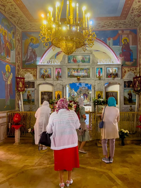 Haifa Israel Abril 2023 Mulheres Orando Perto Iconostase Igreja Ortodoxa — Fotografia de Stock