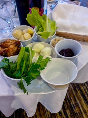 Pesach 'ın ana yemeği Hamursuz Bayramı, ya da Hamursuz Bayramı. Ana yemek Hamursuz Bayramı yemeği için bir tabak. İbranice - keara. İçinde 6 ürün var - bir yumurta ve tavuk kanadı, yeşiller, su, vb..