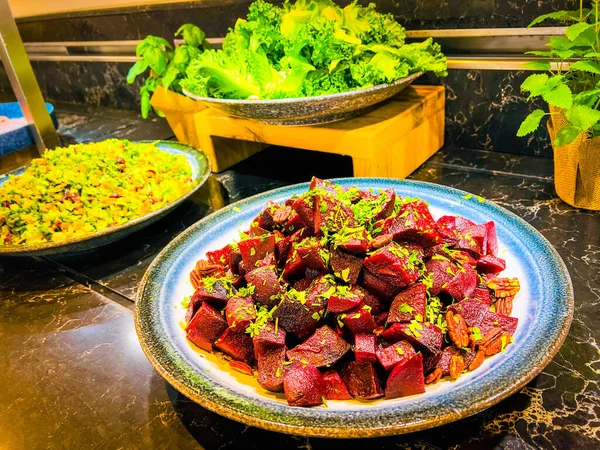 Salată Bucăți Mari Sfeclă Fiartă Ceapă Verde Migdale Garnitură Felii — Fotografie, imagine de stoc