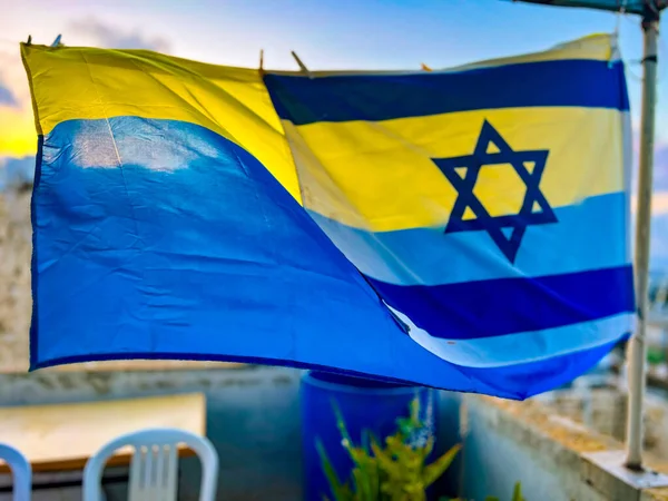 通りでは 2つの旗 ウクライナの大きな旗とイスラエルの小さな旗 風になびく — ストック写真