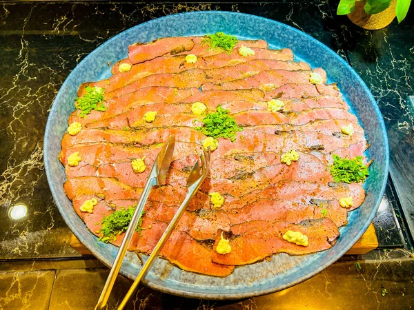 Large Plate Thinly Sliced Pieces Meat Veal Decorated Ecological Flowers — 图库照片