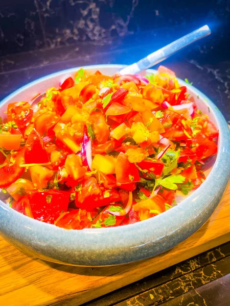Salada Tomates Vermelhos Cebola Rosa Salsa Grande Prato Cinza Uma — Fotografia de Stock