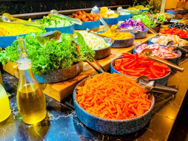 Vejetaryen açık büfesi. Mutfak büfesi vejetaryen restoranı. Soğuk mezeler ve sebze salataları. Bir şenlik, parti ya da düğün organizasyonunda.