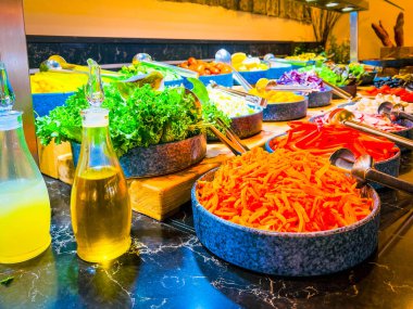 Vejetaryen açık büfesi. Mutfak büfesi vejetaryen restoranı. Soğuk mezeler ve sebze salataları. Bir şenlik, parti ya da düğün organizasyonunda.