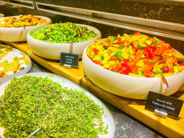 Vejetaryen açık büfesi. Mutfak büfesi vejetaryen restoranı. Soğuk mezeler ve sebze salataları. Bir şenlik, parti ya da düğün organizasyonunda.