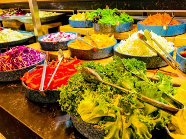 Vejetaryen açık büfesi. Mutfak büfesi vejetaryen restoranı. Soğuk mezeler ve sebze salataları. Bir şenlik, parti ya da düğün organizasyonunda.