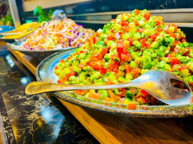 Vejetaryen açık büfesi. Mutfak büfesi vejetaryen restoranı. Soğuk mezeler ve sebze salataları. Bir şenlik, parti ya da düğün organizasyonunda.