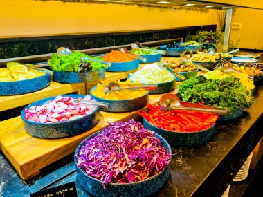 Vejetaryen açık büfesi. Mutfak büfesi vejetaryen restoranı. Soğuk mezeler ve sebze salataları. Bir şenlik, parti ya da düğün organizasyonunda.