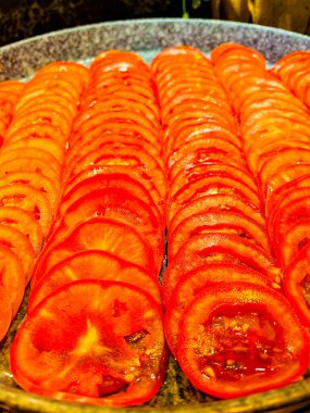 Dilimlenmiş taze domates arka planı. Bir sürü dilimlenmiş. en üstteki görünüm.