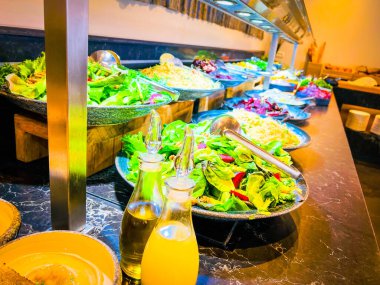 Vejetaryen açık büfesi. Mutfak büfesi vejetaryen restoranı. Soğuk mezeler ve sebze salataları. Bir şenlik organizasyonunda, bir partide ya da düğünde. self-servis