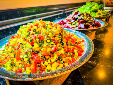 Vejetaryen açık büfesi. Mutfak büfesi vejetaryen restoranı. Soğuk mezeler ve sebze salataları. Bir şenlik organizasyonunda, bir partide ya da düğünde. self-servis.