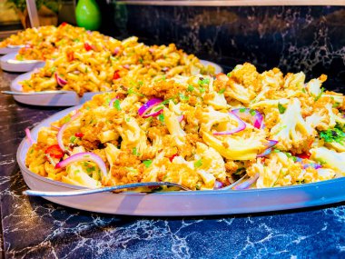 Vejetaryen açık büfesi. Mutfak büfesi vejetaryen restoranı. Soğuk mezeler ve sebze salataları. Bir şenlik organizasyonunda, bir partide ya da düğünde. self-servis.