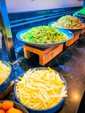 Vejetaryen açık büfesi. Mutfak büfesi vejetaryen restoranı. Soğuk mezeler ve sebze salataları. Bir şenlik organizasyonunda, bir partide ya da düğünde. self-servis.