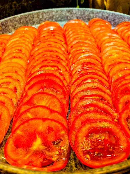 Dilimlenmiş taze domates arka planı. Bir sürü dilimlenmiş. en üstteki görünüm.