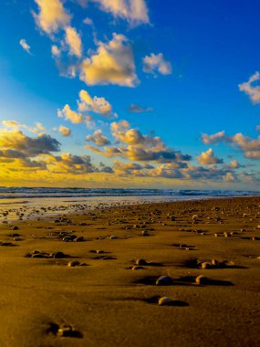 Gün batımında sahilde Stones 'la sahile yaklaşıyoruz.