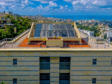 Bir evin çatısındaki güneş panelleri ve güzel bir gökyüzü. Alternatif elektrik kaynağı. Sürdürülebilir kaynaklar kavramı