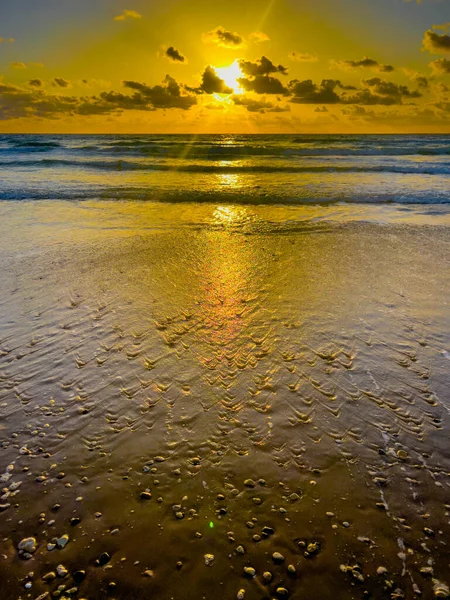 Κοντινό Πλάνο Της Παραλίας Πέτρες Στην Ακτή Της Παραλίας Ηλιοβασίλεμα — Φωτογραφία Αρχείου