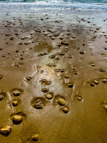 Крупный План Пляжа Камнями Берегу Моря Стоковое Изображение