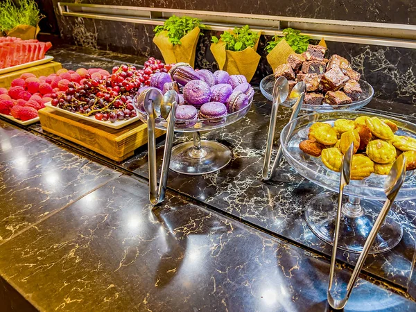Schokoriegel Tisch Mit Süßigkeiten Bonbons Obst Dessertbuffet lizenzfreie Stockbilder