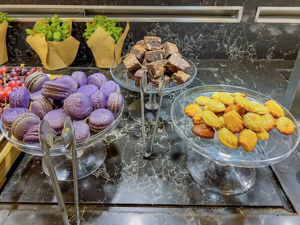 Schokoriegel Tisch Mit Süßigkeiten Bonbons Obst Dessertbuffet Stockbild