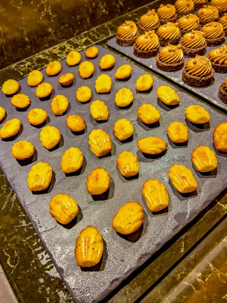 Klassischer Französischer Butterkuchen Lemon Madeleines Sind Traditionelle Kleine Französische Biskuitkuchen lizenzfreie Stockfotos