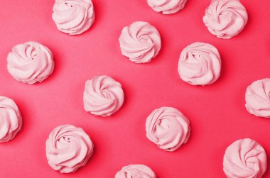 Morumsu arka planda renkli marşmelovlar. 2023 yılının rengi. Yaşasın macenta. Renkli ev yapımı zephyr veya lokum. Düz yatıyordu. Boşluğu kopyala