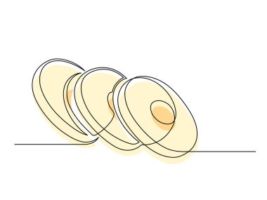 Beyaz arka planda izole edilmiş dilimlenmiş sarı muz çizgileri.