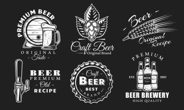 Bira logosu siyah arka planda izole edildi. Bira amblemi tasarımı. Etiketlerden bira elementleri: tap, buğday, şişe, bardak, fıçı. Vektör illüstrasyonu