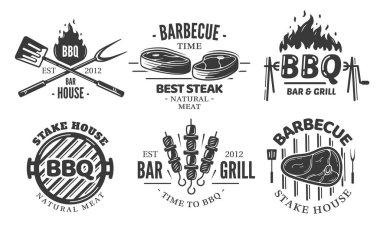 BBQ logosu beyaz arka planda izole edildi. Izgara etiketleri klasik koleksiyonlar. Alevli barbekü şablonu. Tasarım elementleri bbq, Grill, et, kebap, çatal, bıçak ve spatula. Vektör illüstrasyonu