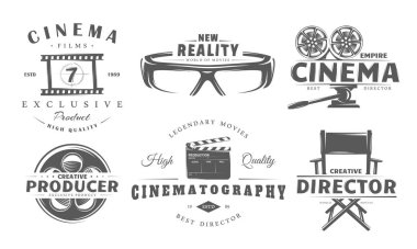Sinema logo vintage seti beyaz arka planda izole edildi. Tasarım öğesi etiketli film, kamera, makara, 3D gözlükler, soyunma, çırpma tahtası ve yönetmen koltuğu. Sinema amblemi şablonları. Vektör illüstrasyonu