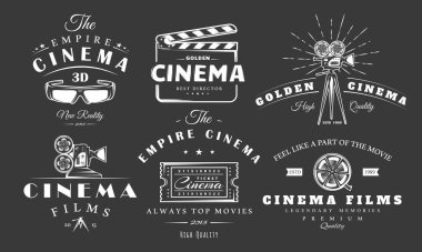 Sinema logo vintage seti siyah arkaplanda izole edildi. Tasarım elemanı etiketli film, kamera, makara, bilet, soyunma, çırpma tahtası. Sinema amblemi şablonları. Vektör illüstrasyonu