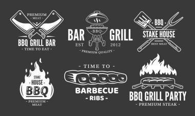 BBQ logosu siyah arka planda izole edildi. Izgara etiketleri klasik koleksiyonlar. Alevli barbekü şablonu. Tasarım elementleri bbq, Grill, et, çatal, bıçak ve spatula. Vektör illüstrasyonu