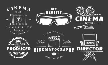 Sinema logo vintage seti siyah arkaplanda izole edildi. Tasarım öğesi etiketli film, kamera, makara, 3D gözlükler, soyunma, çırpma tahtası ve yönetmen koltuğu. Sinema amblemi şablonları. Vektör illüstrasyonu
