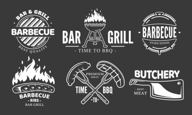 Izgara logosu siyah arka planda izole edildi. Barbekü etiketleri klasik koleksiyonlar. Tasarım elementleri, bbq, ızgara, et, çatal, bıçak ve güney çayı. Alevli barbekü şablonu. Vektör illüstrasyonu