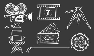 Sinema simgesi klasik seti siyah arkaplanda izole edildi. Tasarım elemanı amblemi: film, kamera, makara, bilet, şerit, klaket tahtası, yönetmen koltuğu. Sinema şablonları işareti. Vektör illüstrasyonu