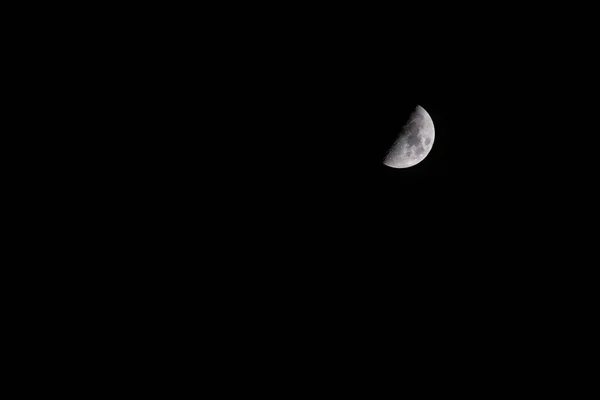 暗い夜の背景を持つ月 — ストック写真