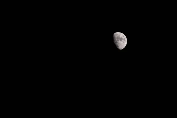 Місяць Темним Нічним Тлом — стокове фото