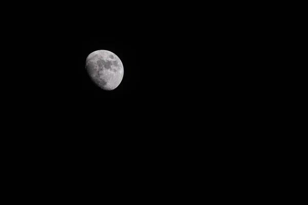 暗い夜の背景を持つ月 — ストック写真
