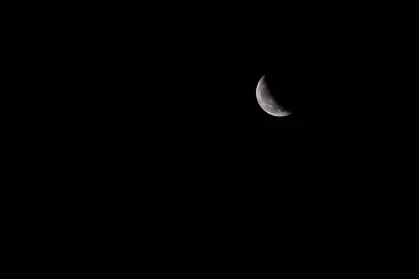 月は暗い夜に満ちようとしている — ストック写真